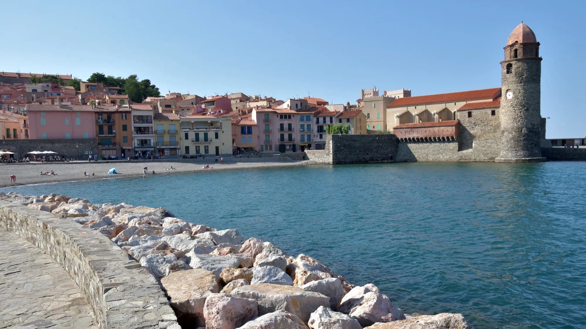 Le clocher de Notre-Dame-des-Anges et les façades colorées de Collioure au bord de l'eau turquoise