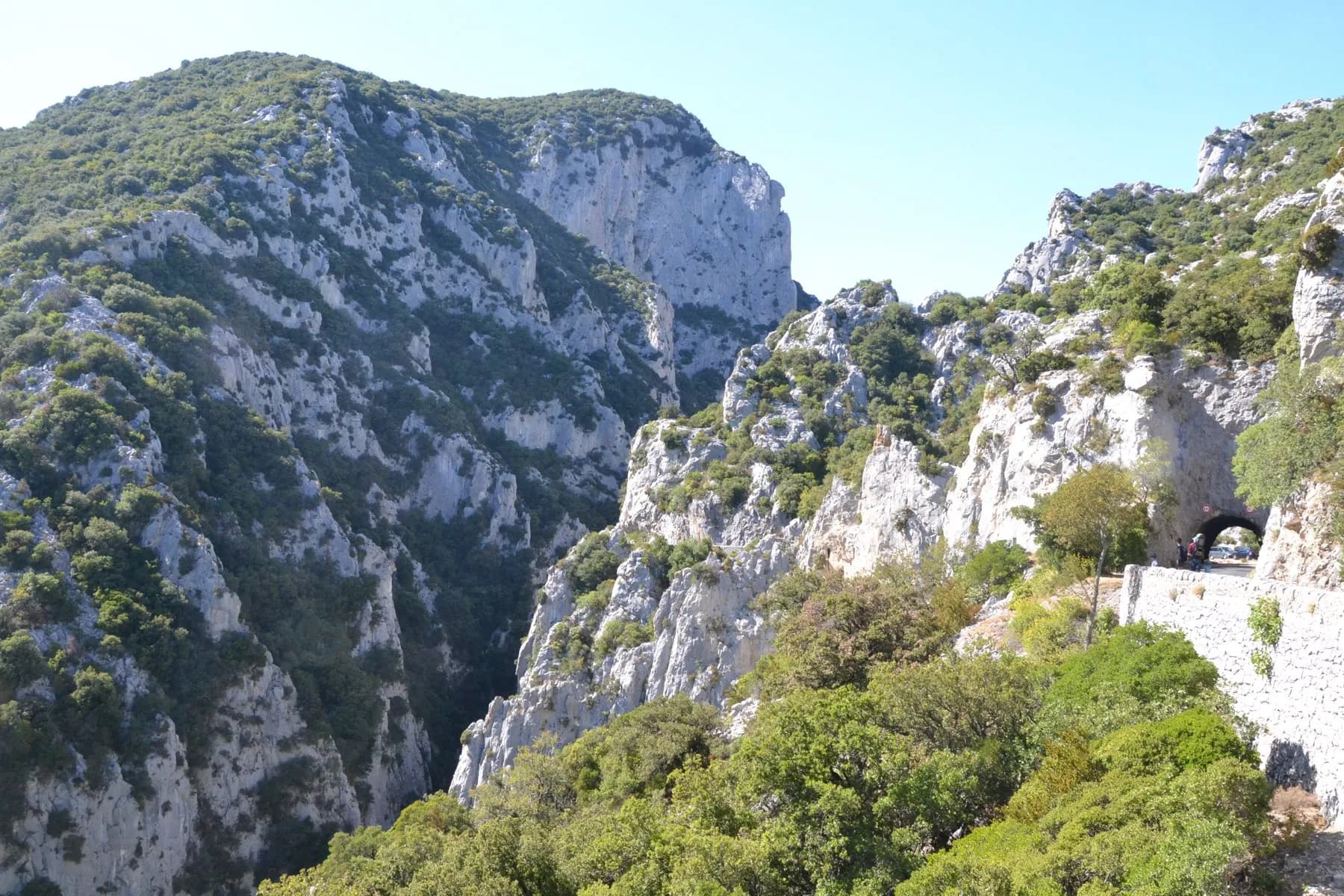 Les gorges de Galamus et leur route taillée dans la roche calcaire
