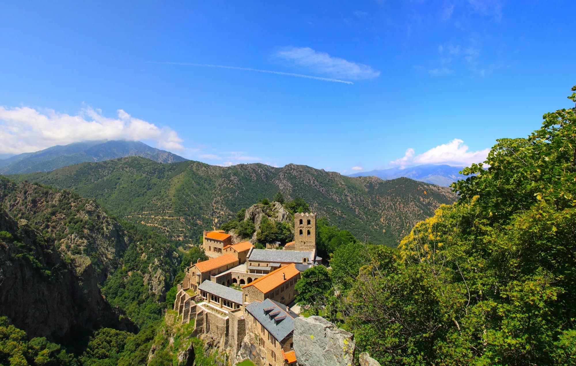 L'abbaye Saint-Martin-du-Canigou accrochée à son piton rocheux au milieu des montagnes boisées