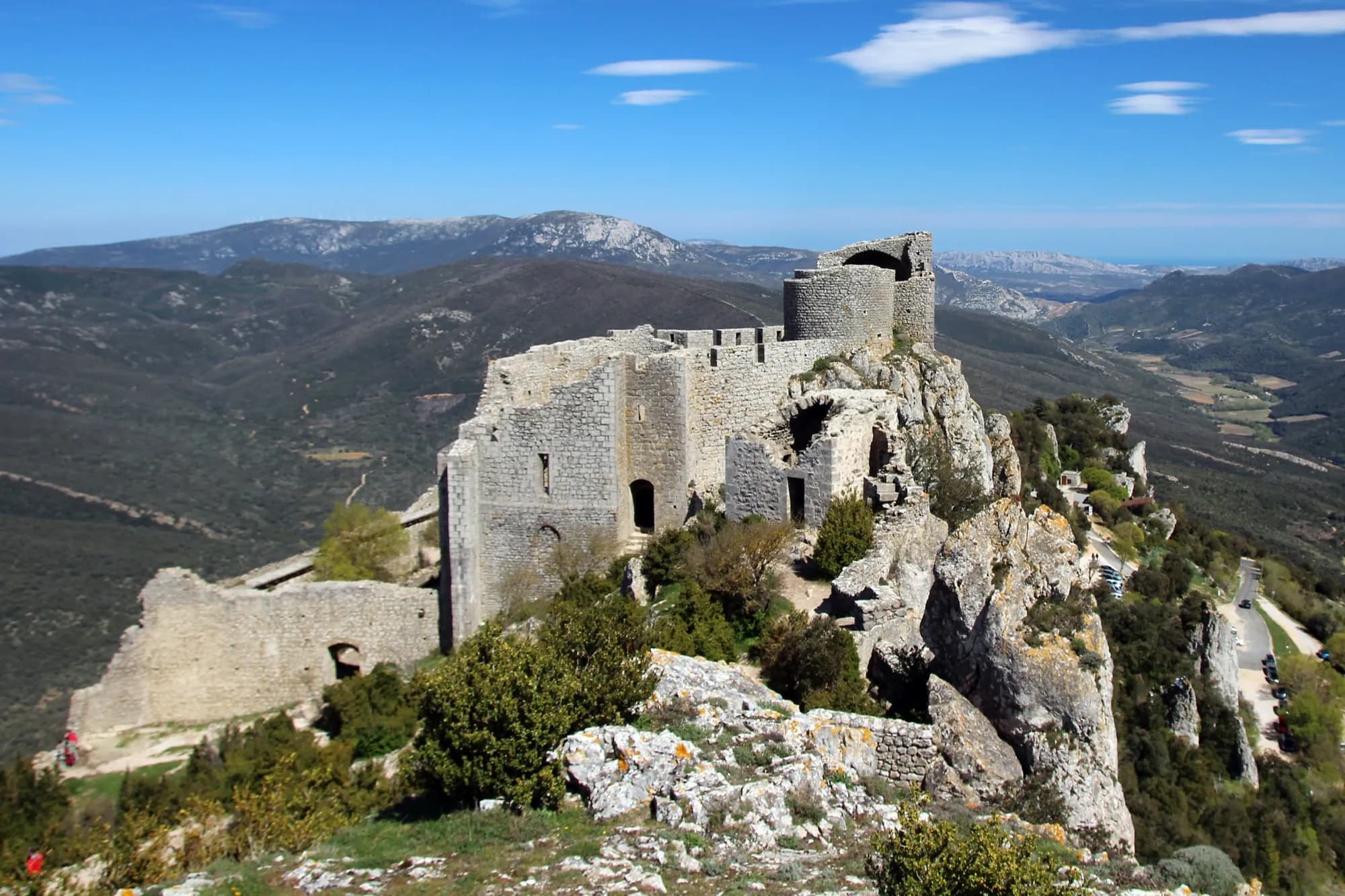 Le château cathare de Peyrepertuse perché sur son éperon rocheux